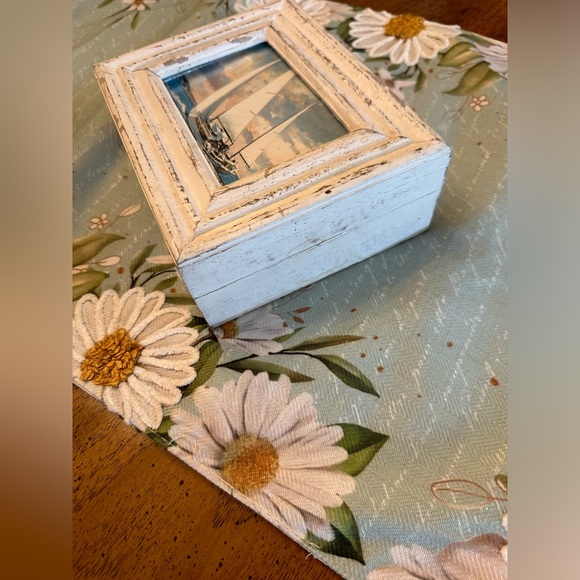 Cute coastal trinket box, white wash box, picture frame top excellent condition - Picture 6 of 13